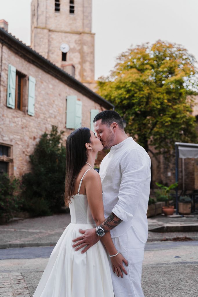 Couple de mariés qui danse dans une ruelle