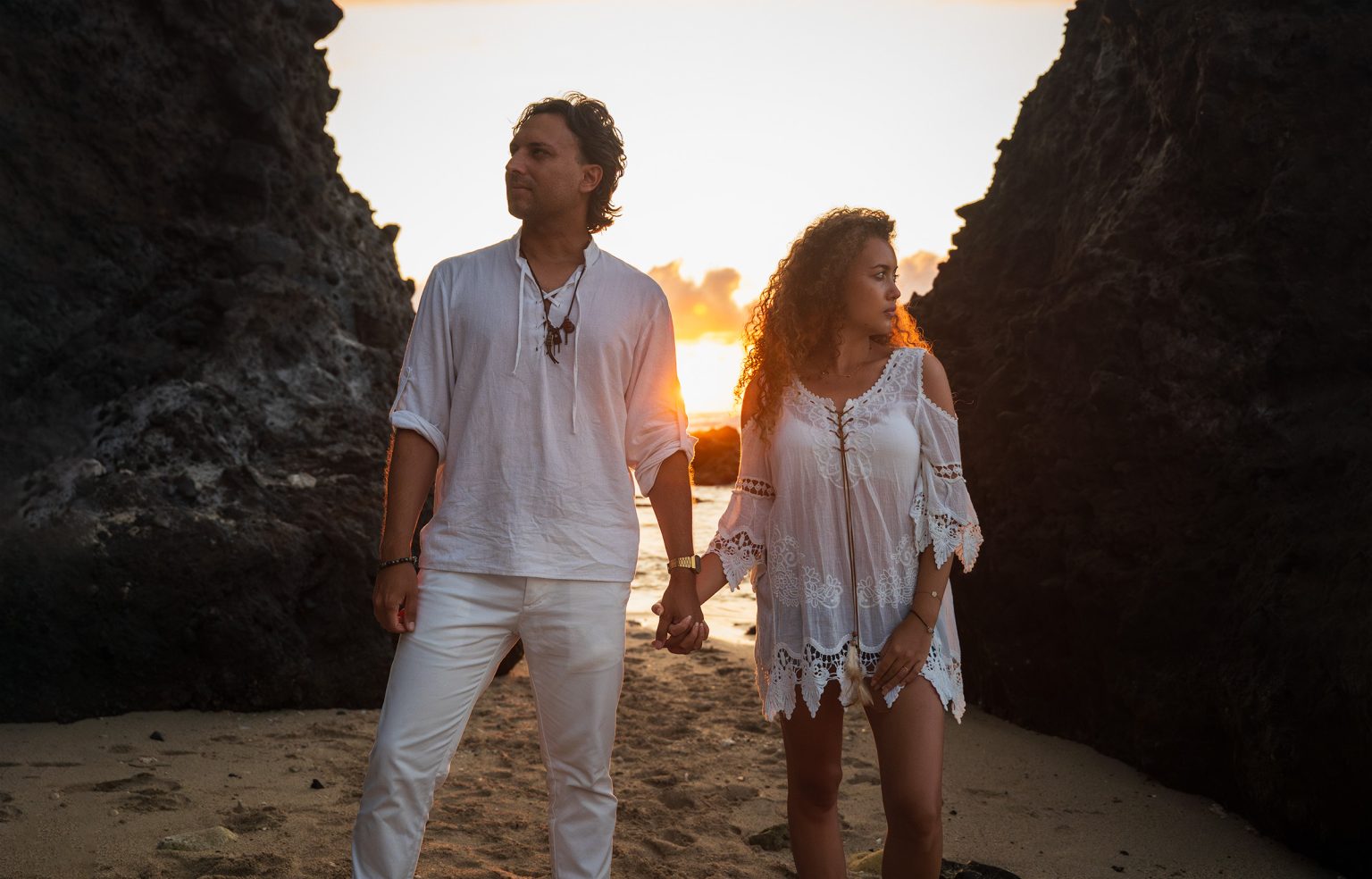 Couple de mariés au coucher du soleil