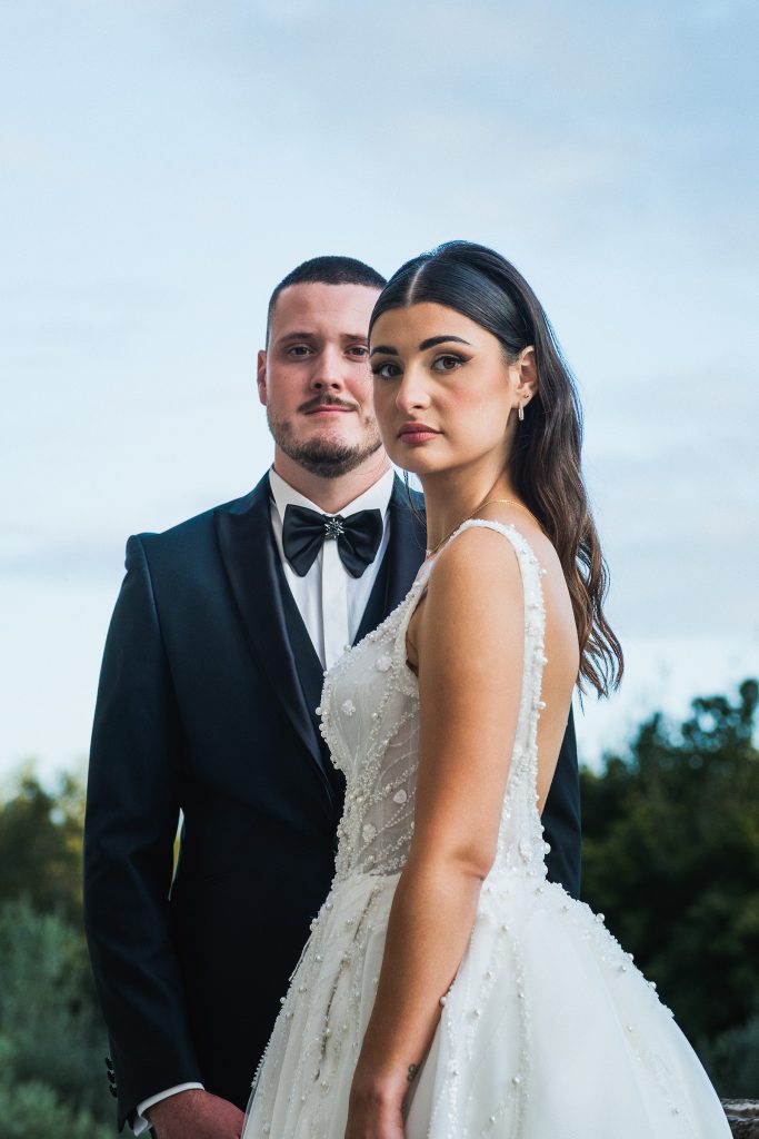 Couple de mariés au bouquet