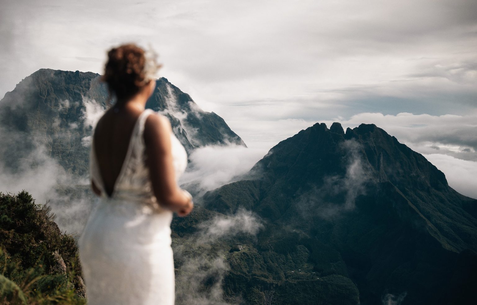 Mariée face aux montagnes de Mafate, La Réunion