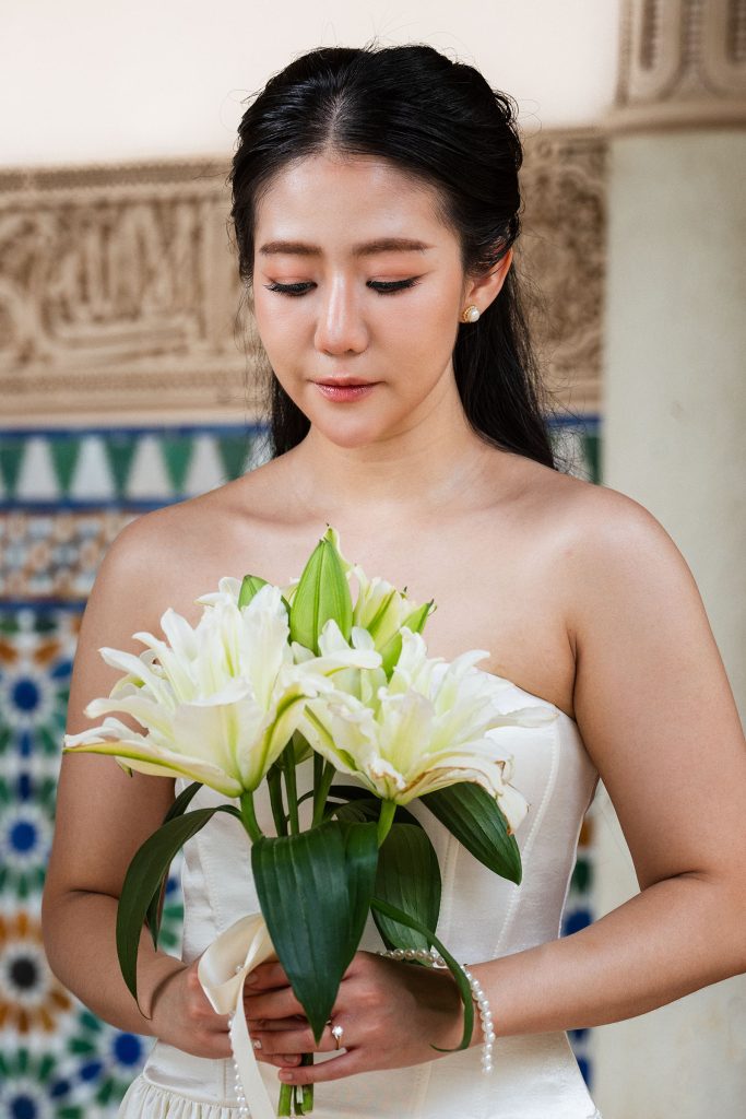 Mariée au bouquet de fleurs blanches