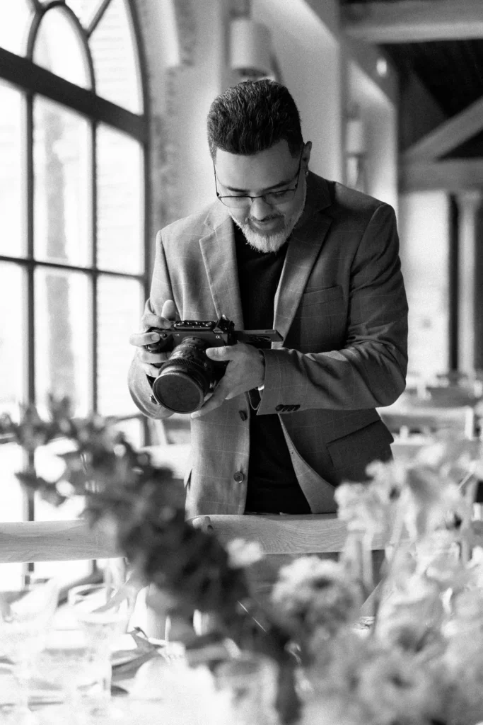 Rado, photographe et vidéaste de mariage, filmant un mariage, portrait noir et blanc